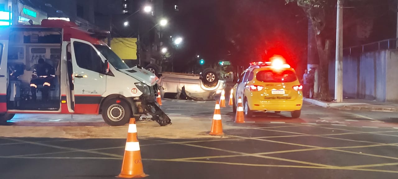 O acidente aconteceu no cruzamento das avenidas Maruípe e Leitão da Silva, em Vitória (Foto: Weslei Radavelli)