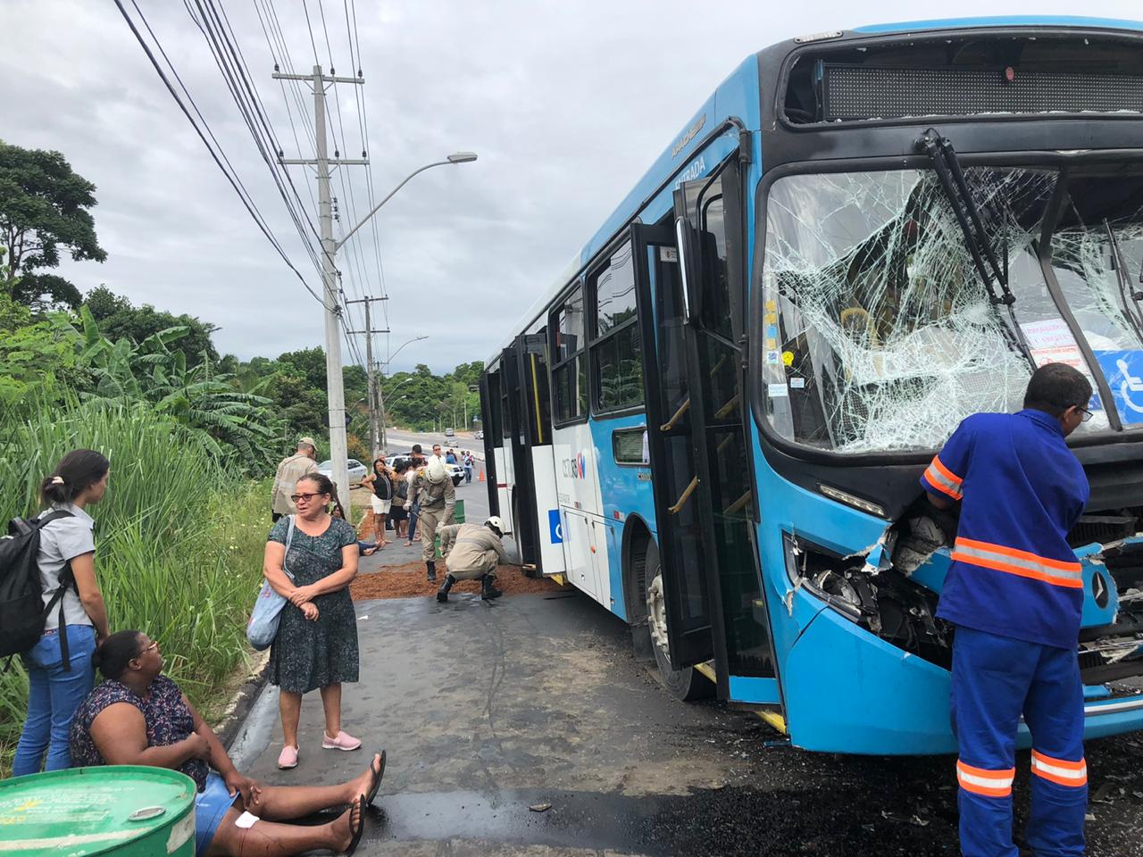 Acidente aconteceu na manhã desta quinta, em Laranjeiras (Foto: Felipe Chicarino/ TV Tribuna)