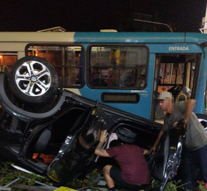 Um veículo com quatro ocupantes capotou depois de colidir com um ônibus do sistema Transcol. (Foto: Foto do leitor)