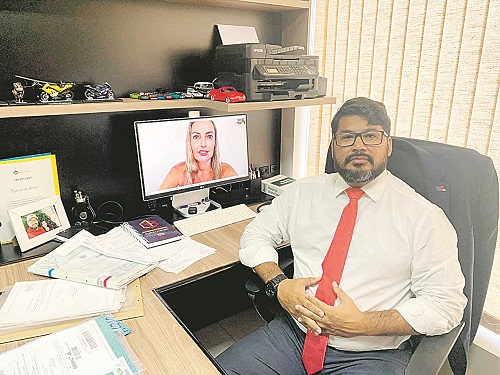 Flávio Fabiano atende pela internet (Foto: Acervo Pessoal)