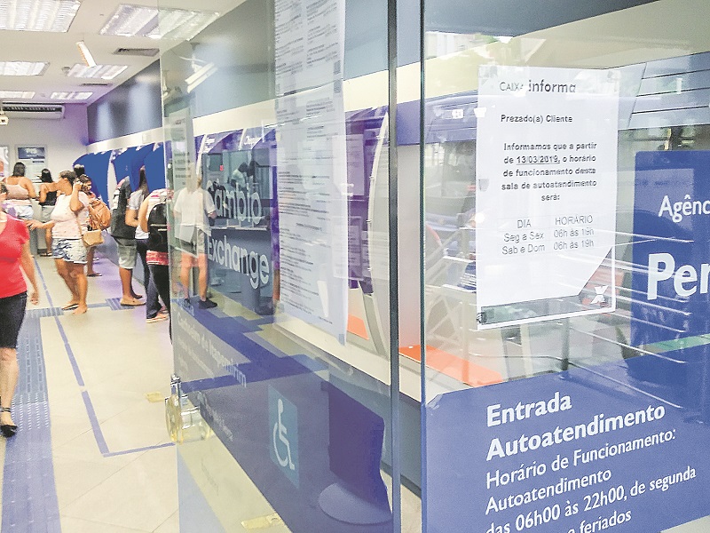 Movimento em agência da Caixa: clientes precisam entrar em contato com os bancos para solicitar prazo extra (Foto: Divulgação)