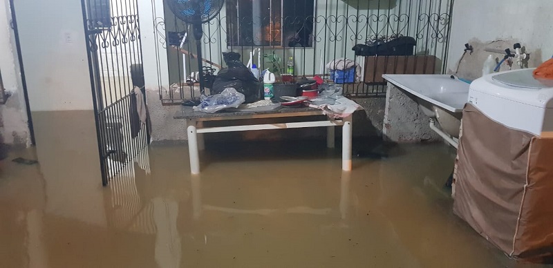 Água invadiu casas em São Francisco, Cariacica. (Foto: Ilma Siqueira)