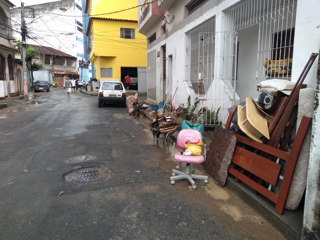 Moradores começaram a limpeza das casas após forte chuva (Foto: Fábio Nunes/ AT/ 02/03/2020)
