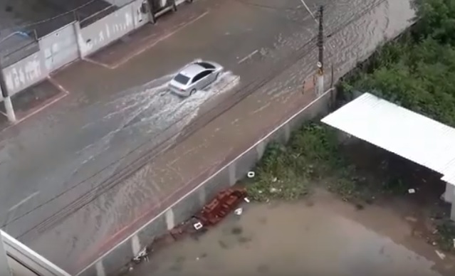 Alagamento na Av. Saturnino Rangel Mauro, em Vila Velha. (Foto: Reprodução vídeo/Geilson Ferreira)