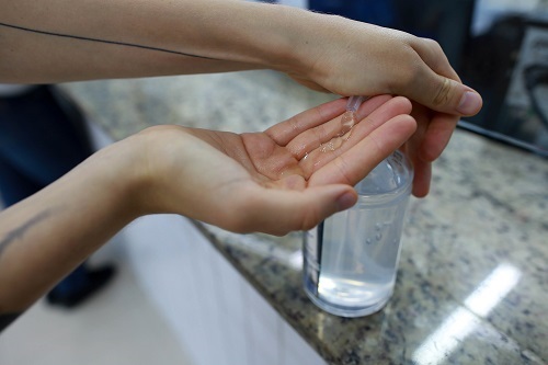 O álcool em gel ajuda na prevenção ao coronavírus (Foto: LEANDRO FERREIRA/FOTOARENA/ESTADÃO CONTEÚDO)