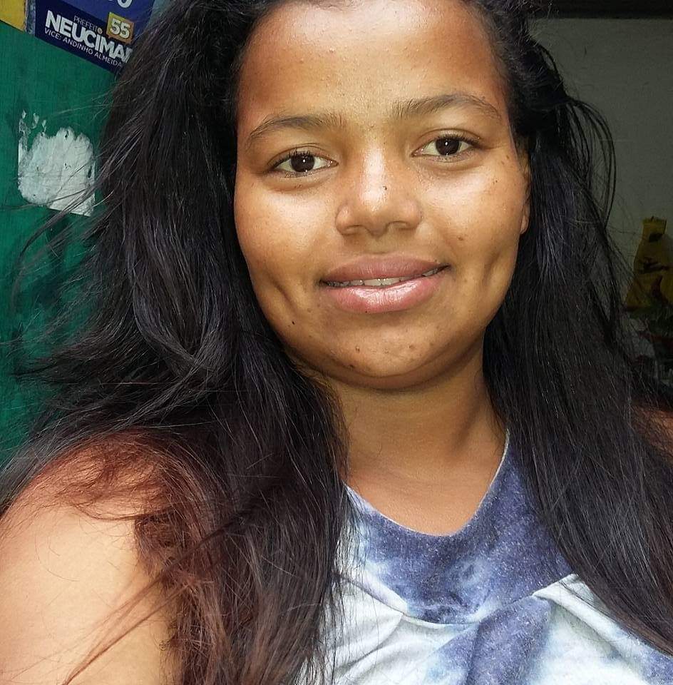 A doméstica Alexandra de Souza Pereira Lima tinha 27 anos de idade. (Foto: Reprodução)