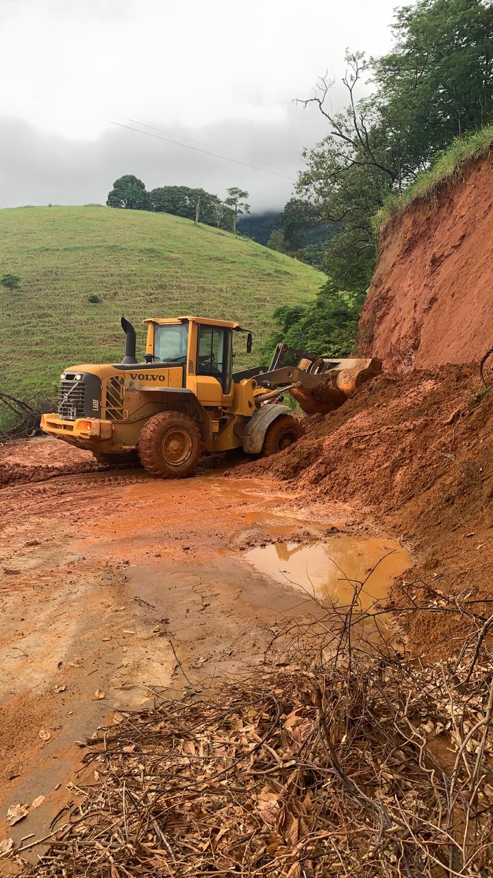 Máquinas tentam abrir caminho nas estradas que estão bloqueadas (Foto: Divulgação Prefeitura de Anchieta)