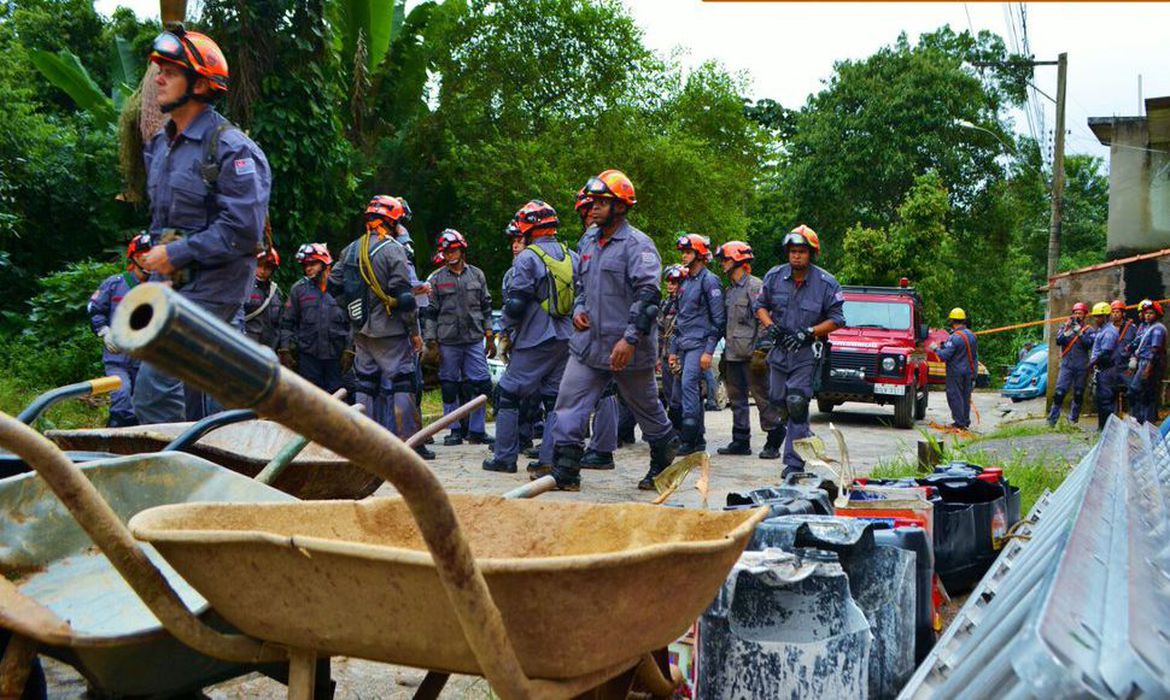 A Secretaria da Segurança Pública informou que os trabalhos de resgate, salvamentos e identificação das vítimas dos deslizamentos prosseguem (Foto: Divulgação/ Corpo de Bombeiros de São Paulo)