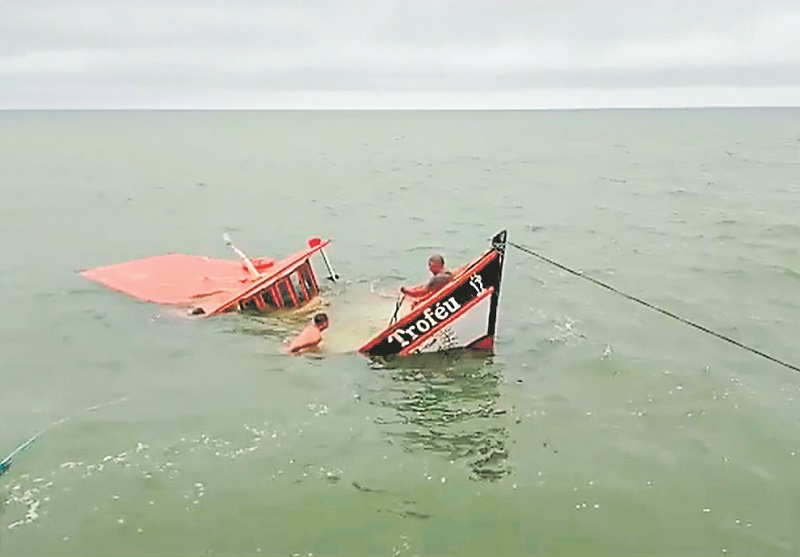 Evandro Silva teve a ajuda de outros pescadores para rebocar o seu barco. (Foto: Eliseu Leal/Site Olhe Agora)