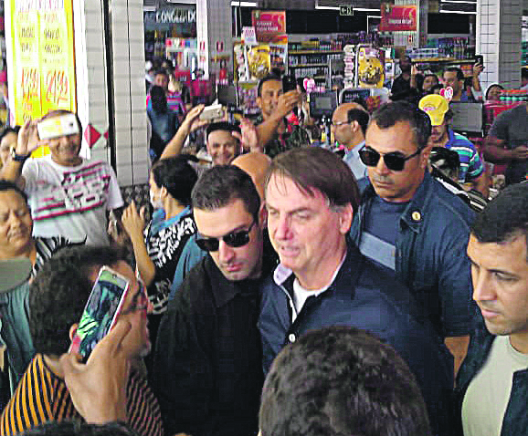 Bolsonaro visitou feira e lojas em geral. Aglomerações se formaram com pessoas tirando fotos do Presidente (Foto: RODRIGO SILVIANO)