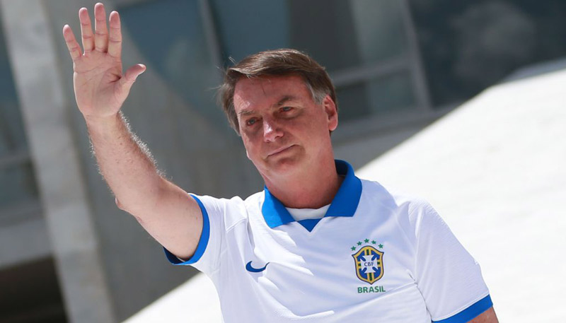 Bolsonaro cumprimenta o público em frente ao Palácio do Planalto (Foto: José Cruz/Agência Brasil)