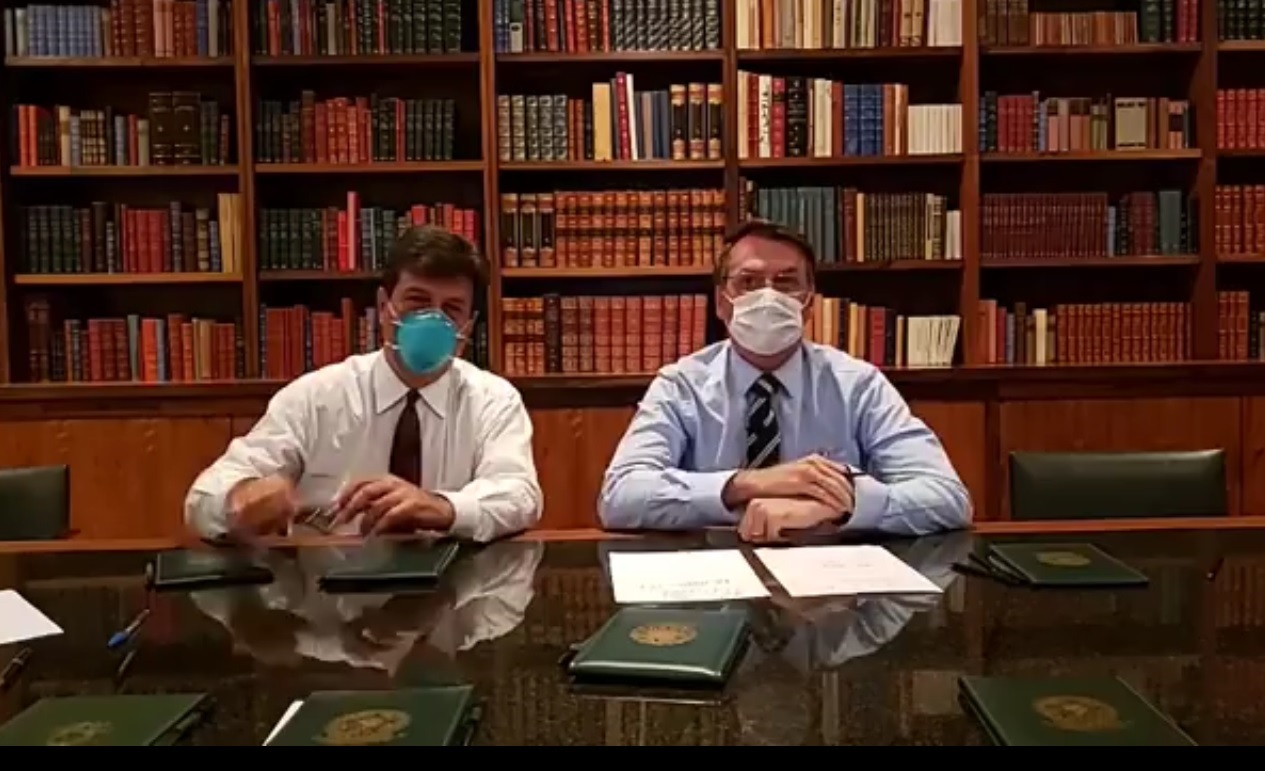 Presidente e ministro da Saúde falaram sobre a doença durante live pelas redes sociais (Foto: Reprodução Facebook)
