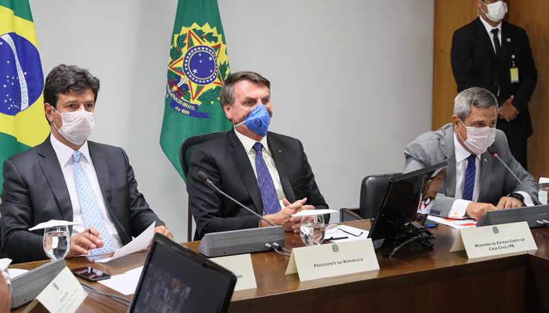 O ministro da Saúde, Luiz Henrique Mandetta, o presidente da República, Jair Bolsonaro, e o ministro-chefe da Casa Civil, general Walter Souza Braga Netto, participam de videoconferência com representantes da Iniciativa Privada (Foto: Isac Nóbrega / PR)