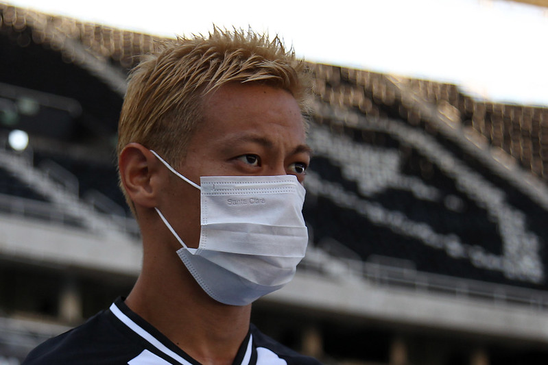 Honda usou máscara na entrada em campo de sua estreia pelo Botafogo (Foto: Vitor Silva/Botafogo)