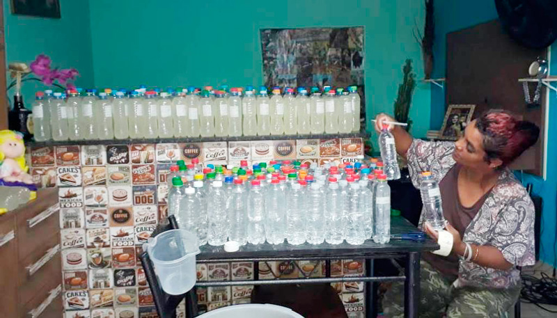 Cacilda fez garrafas com água e sabão para os moradores de rua (Foto: Acervo Pessoal)