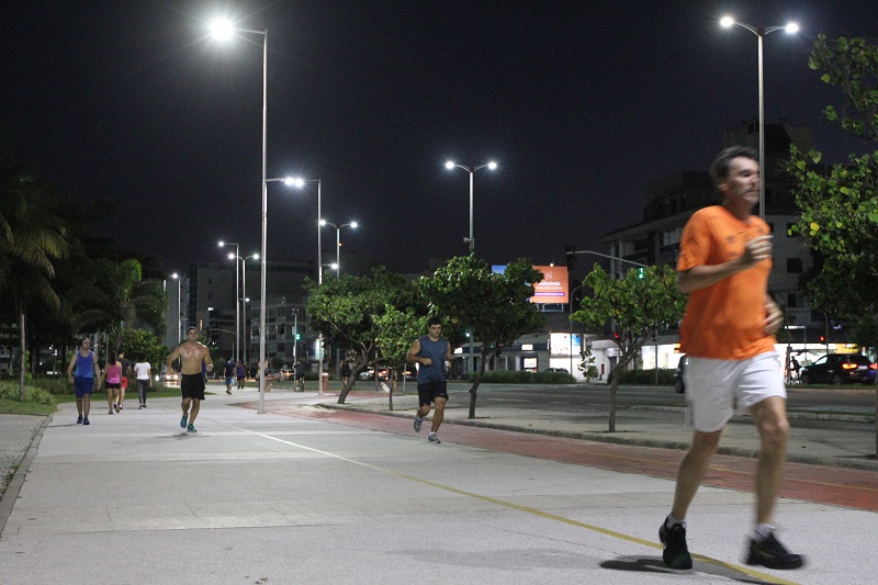 Calçadão de Camburi movimentado na noite desta sexta