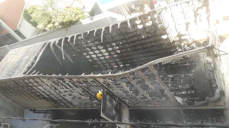Fogo se alastrou rapidamente e destruiu a parte baú do veículo