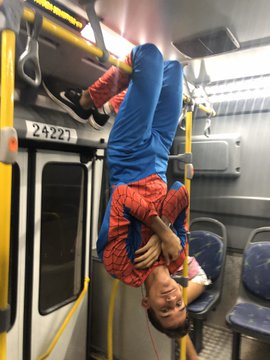 Pra fechar o carnaval, o Arthur foi embora pendurado no Transcol (Foto: Acervo pessoal)