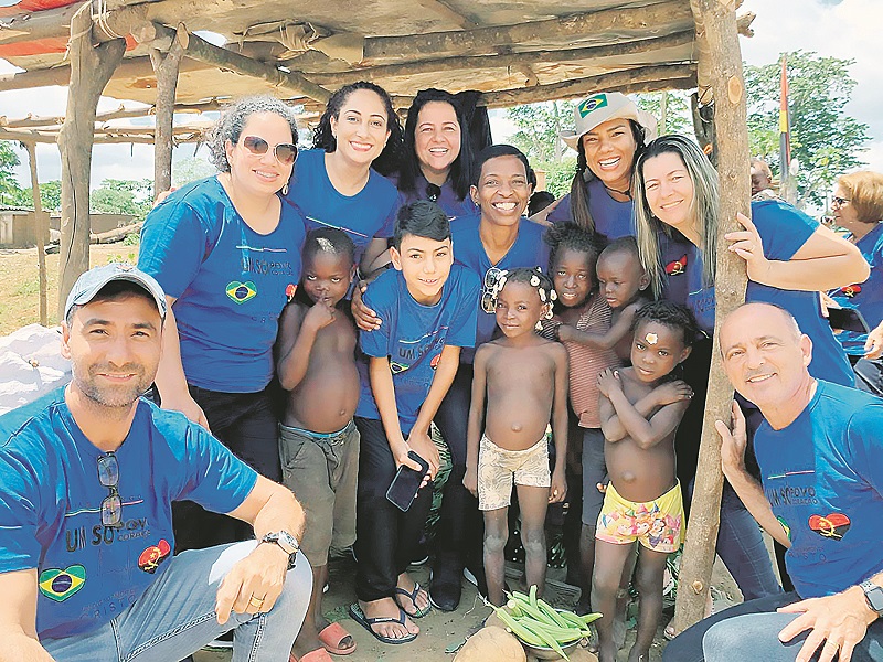 Voluntários levaram doações e se divertiram com crianças angolanas. No fim do ano, o grupo vai estar no Quênia (Foto: Divulgação)