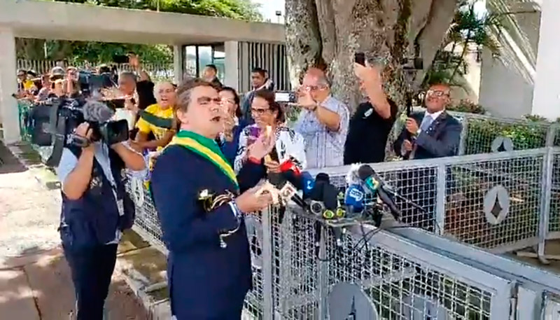 Carioca esteve fantasiado de Bolsonaro e distribuiu banana aos jornalistas (Foto: Reprodução / Facebook)