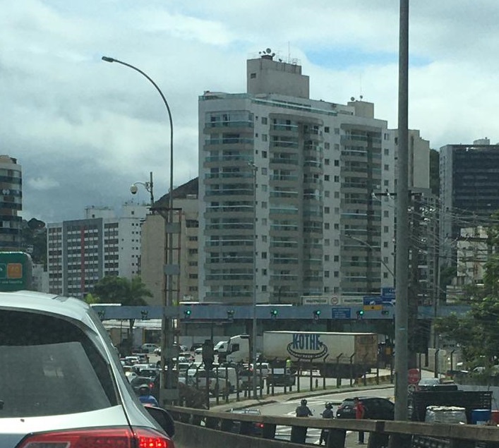 Carreta tumultuou o trânsito na Terceira Ponte (Foto: Divulgação/Internauta)