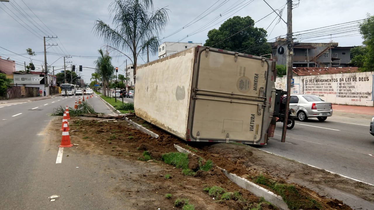 Carreta ficou caída no canteiro central (Foto: Beto Morais/ AT/ 07/03/2020)