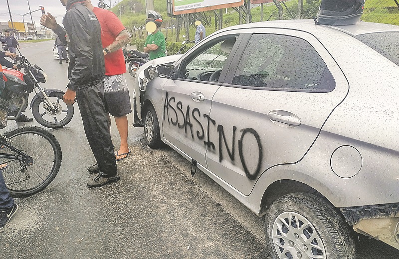 Carro do motorista foi pichado durante manifestação. (Foto: Kananda Natielly)