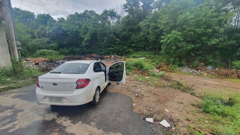 As viaturas fizeram o cerco e conseguiram parar o veículo no bairro Novo Horizonte. (Foto: Acervo Pessoal)