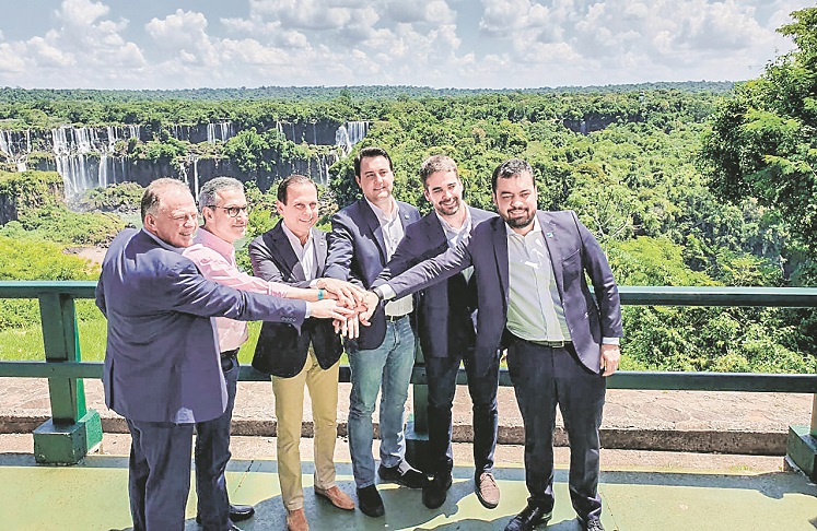 Casagrande (primeiro à esquerda) participou de encontro com governadores do Sul e Sudeste, em Foz do Iguaçu (Foto: Adriano Zucolotto/Governo-ES)