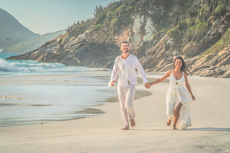 Casal Paulo Roberto e Danúbia: casamento que seria em abril, agora está marcado para ocorrer em outubro (Foto: Marcella Borsodi e Lino Caldeira)