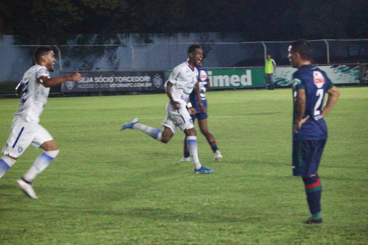 Cássio corre para comemorar seu gol (Foto: Vitor Nicchio/ Vitória F.C.)