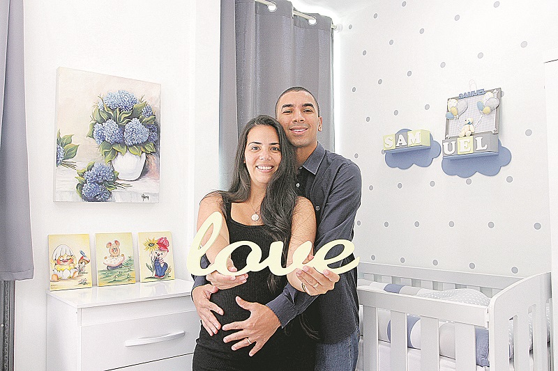 A assistente financeira Cecília Camargo Frateschi de Carvalho, de 33 anos, e o marido dela, o pastor Jhonatan de Carvalho Costa. (Foto: Fábio Nunes/AT)