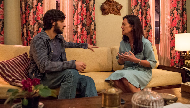 Chay Suede e Adriana Esteves em "Amor de Mãe" (Foto: Estevam Avellar / Globo)