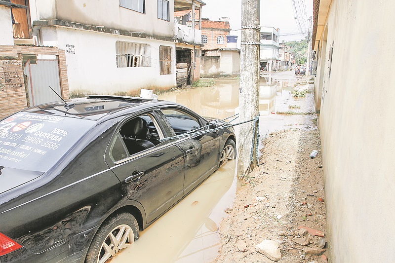 Carro foi amarrado ao poste para não ser arrastado, em Sotelândia, Cariacica (Foto: Fábio Nunes/ AT/ 03/03/2020)