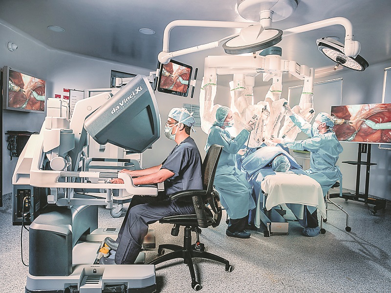 Médico fica distante do paciente durante cirurgia robótica com Da Vinci Xi (Foto: Divulgação)