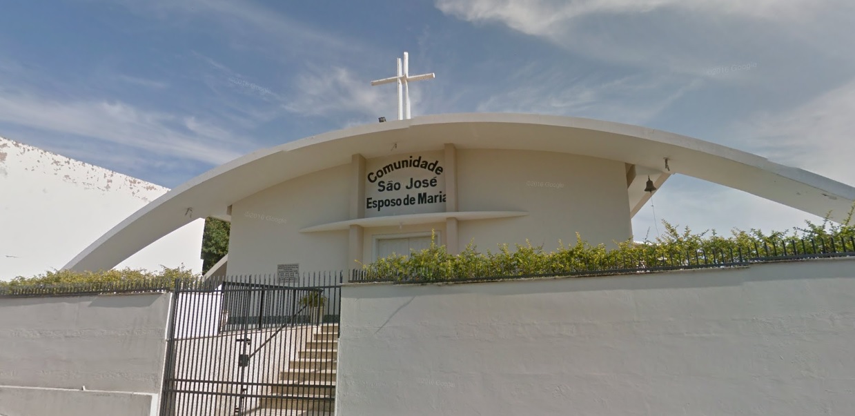 No arrombamento da madrugada desta quinta (12), os bandidos chegaram abrir o sacrário, lugar onde ficam armazenadas as hóstias da Igreja (Foto: Reprodução/Google Street View)