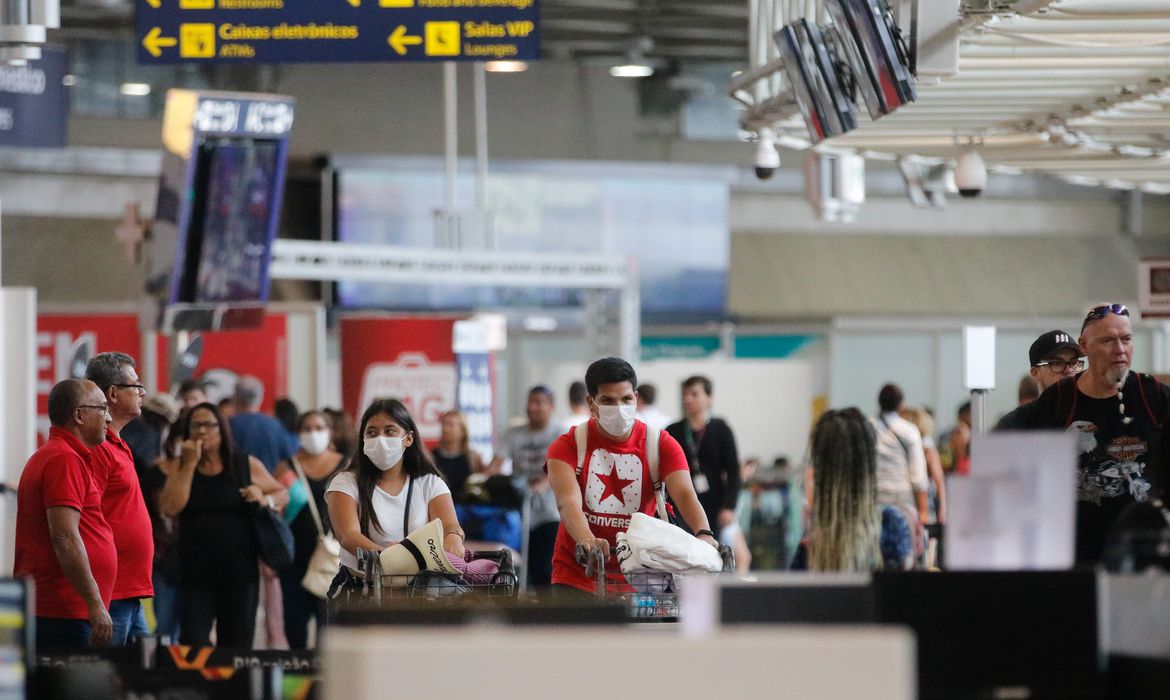 Passageiros usam máscara no Aeroporto do Galeão (Foto: Fernando Frazão/ Agência Brasil)