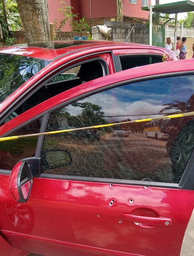 Corpo foi encontrado dentro de veículo (Foto: Leitor WhatsApp)