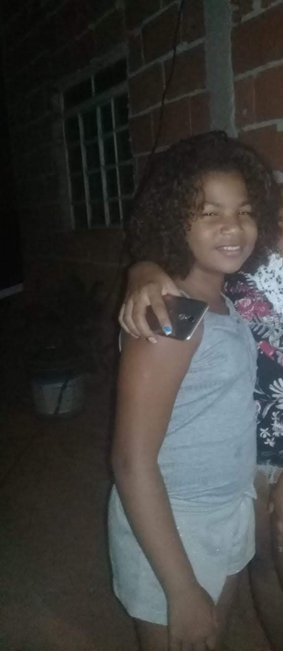 Núbia tinha 12 anos e tinha ido buscar a irmã na escola (Foto: Reprodução)