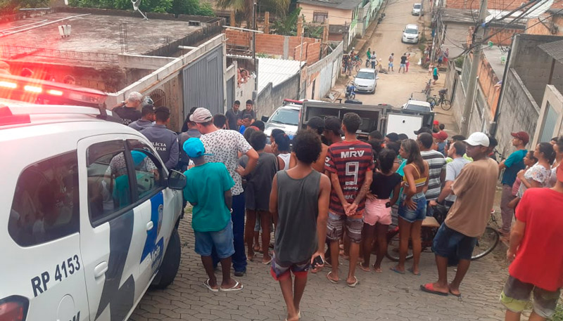 Moradores da região acompanharam o trabalho da polícia (Foto: Anny Freire / AT)