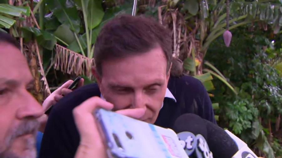 Reportagem da TV Globo registrou o momento em que Crivella é atingido (Foto: Reprodução / TV Globo)