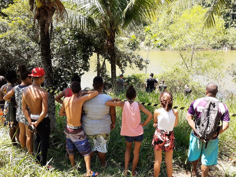 Os corpos estavam inchados e segundo a Polícia Civil, com marcas de ferimento por arma de fogo. (Foto: Renata Bourguignon)