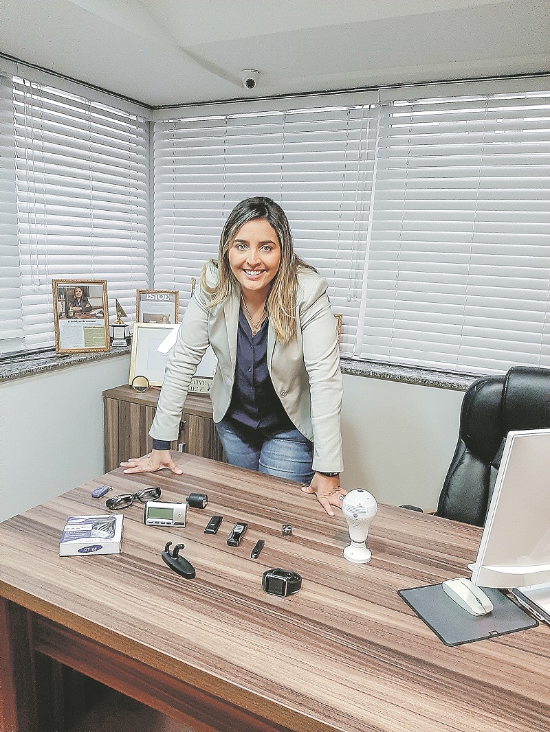 Daniele Martins trabalha há mais de 10 anos como detetive particular. Ela começou na profissão aos 18 anos. (Foto: Divulgação)