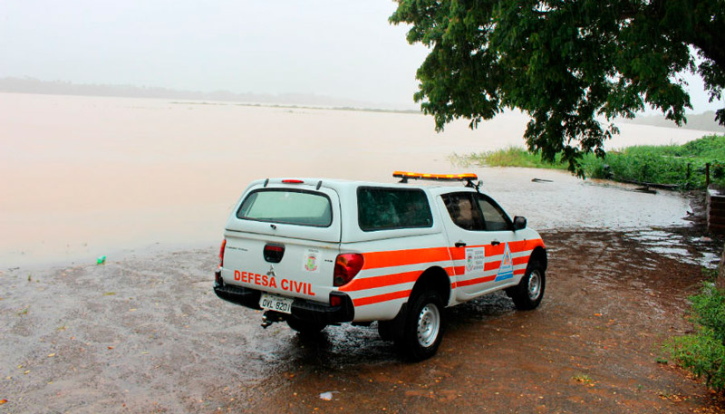 Equipe da Defesa Civil acompanha o Rio Doce (Foto: Cássio de Souza)