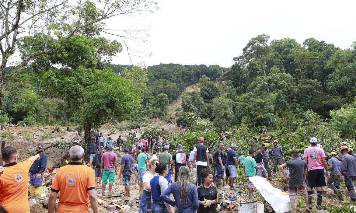 Segundo a prefeitura, ao todo, sete morros foram atingidos, sendo dois com maior gravidade (Foto: Divulgação/ Prefeitura do Guarujá)