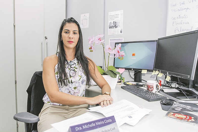 A Delegada Michelle Meira diz que a mulher está mais encorajada a denunciar e pedir ajuda. (Foto: Antonio Moreira/Arquivo AT/ 13/02/20)