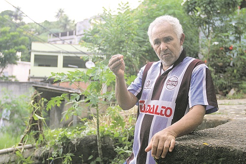 Irmão de vítima, José Luiz Wingler, 66, também contraiu dengue e foi junto com o pedreiro pedir ajuda em posto (Foto: Dayana Souza/ AT)