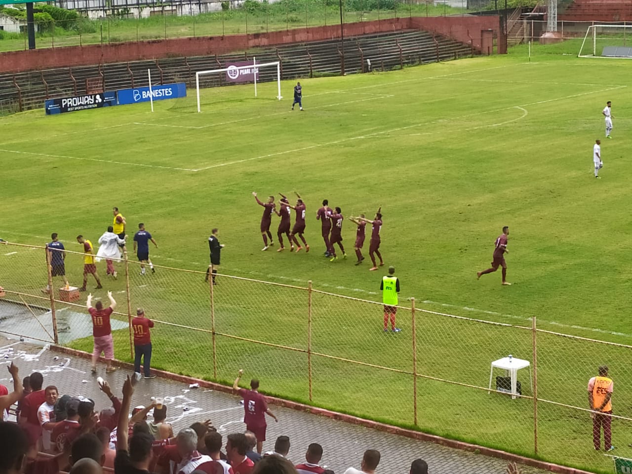 Jogadores da Desportiva comemoram gol (Foto: Henrique Montovanelli)