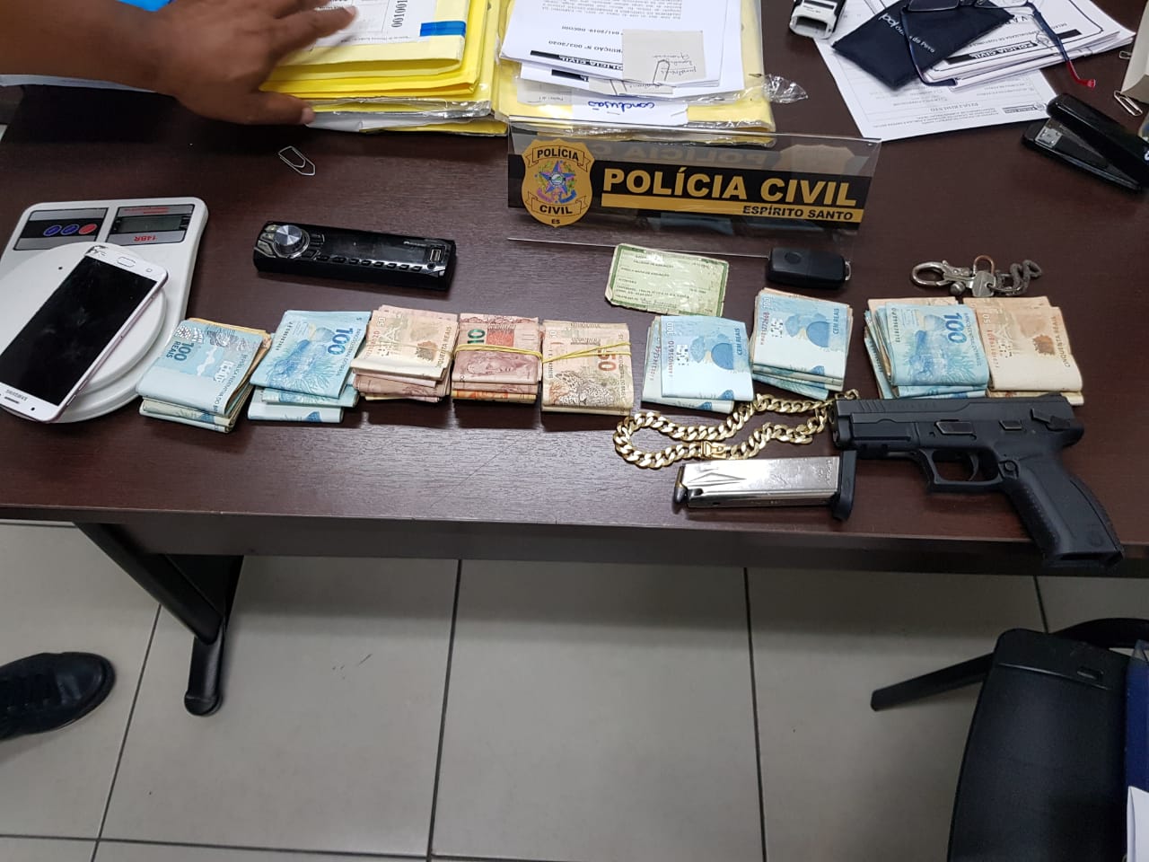 Dinheiro e pistola apreendidas em boate de Cariacica (Foto: Divulgação/PC)