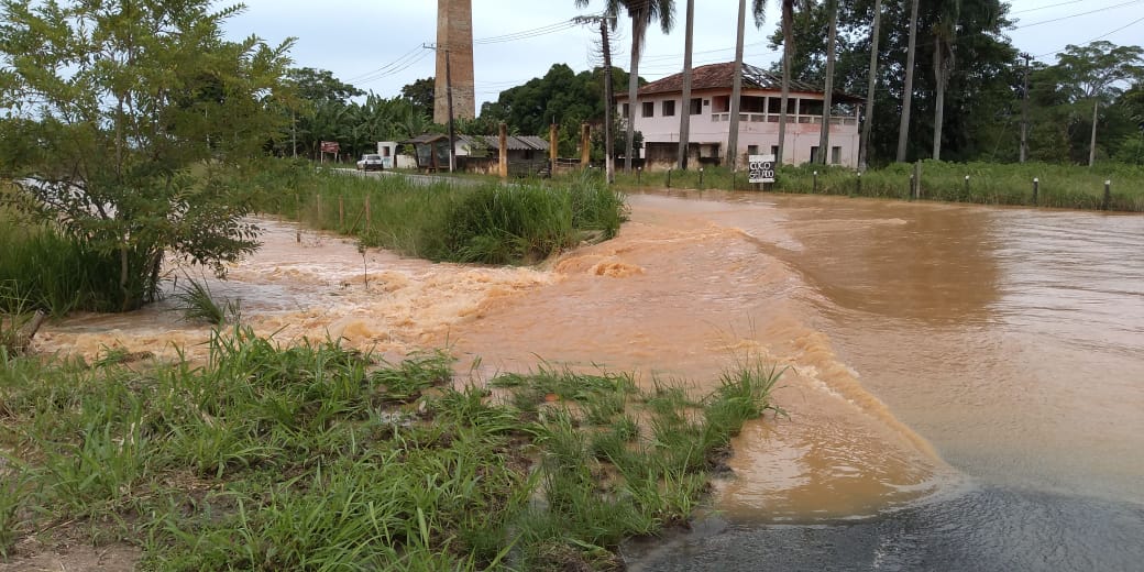 O dique se rompeu e alagou ruas de duas comunidades (Foto: Divulgação)